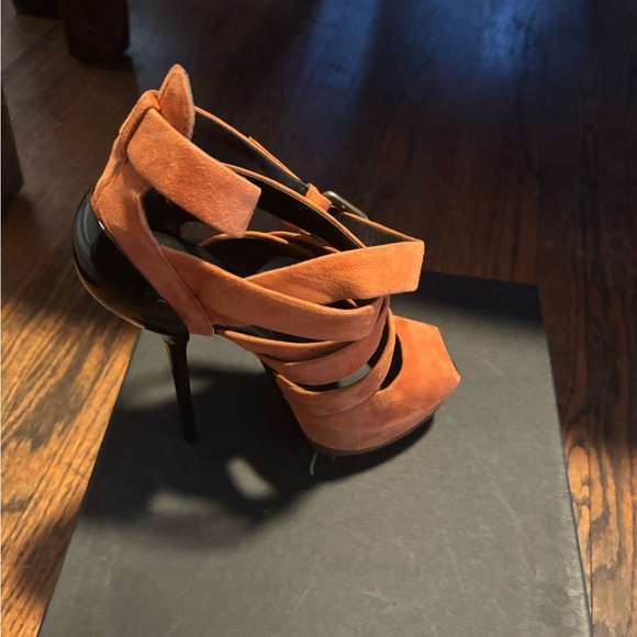 Shoes - Picture 7 of 8